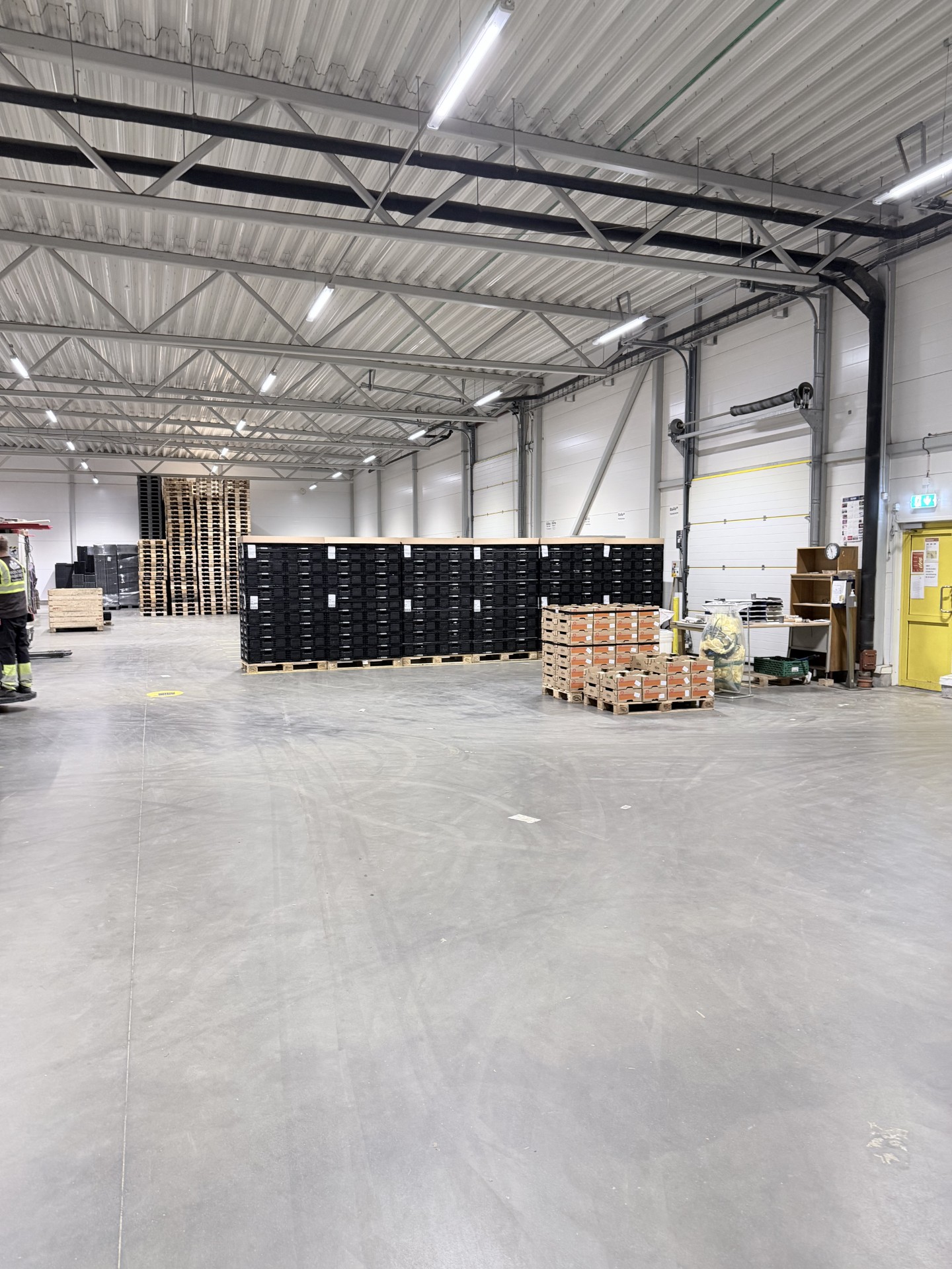 Samlastterminalen på Frosta med paller og kasser klare for utlevering